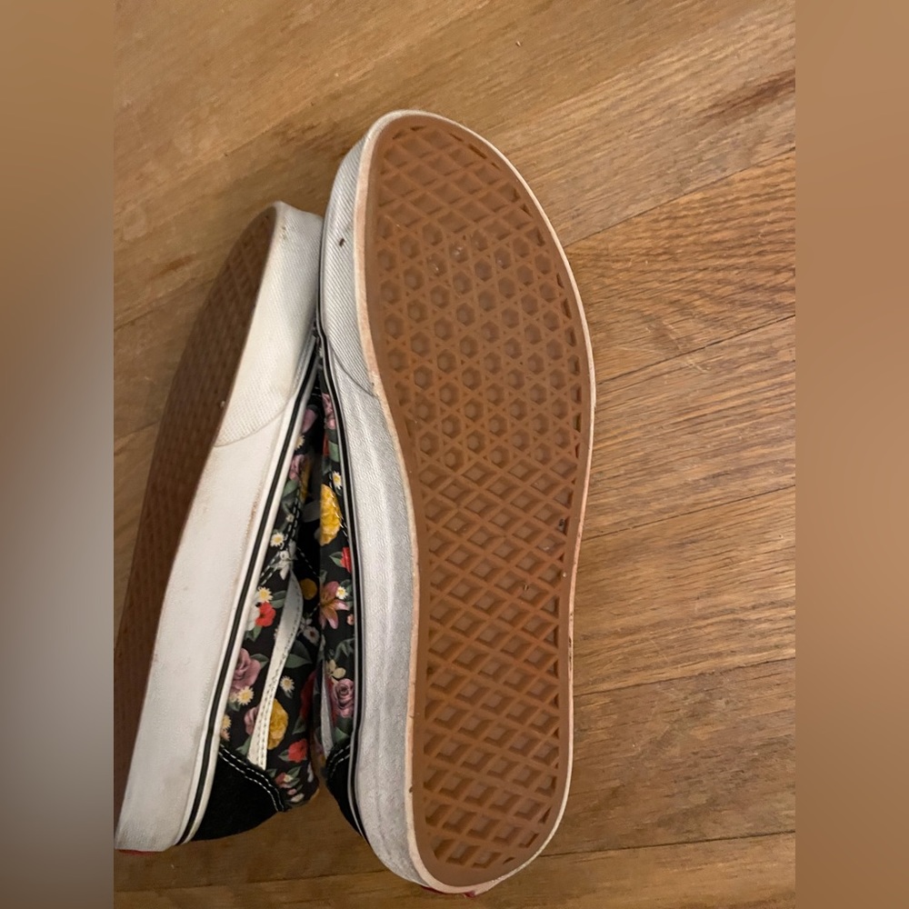 Vans - Picture 2 of 9
